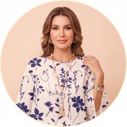 Circular portrait of influencer Elena Rossi smiling gently, shoulders up, against a soft peach background.